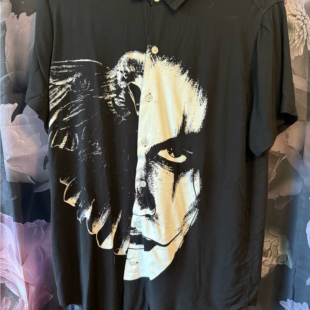 Hot Topic The Crow Split Woven Men’s Button-Up medium